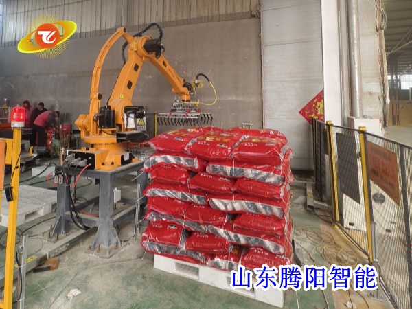 <strong>飼料自動(dòng)化生產(chǎn)線的設(shè)備：定量包裝機(jī)、碼垛機(jī)器人</strong>
